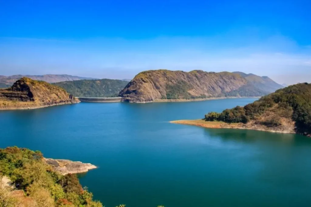 idukki-dam-kerala-resort with swimming pool